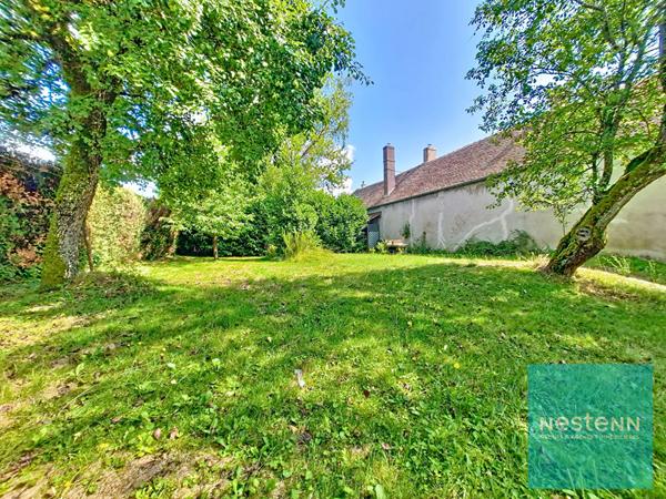 Longere disposant de beaux volumes avec une dependance et un jardin a Villethierry