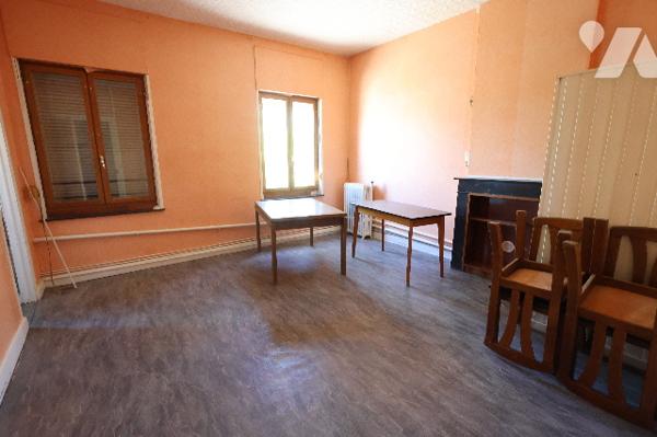 Immeuble idéalement situé, immeuble avec fort potentiel – Idéal investisseur ou maison familiale.