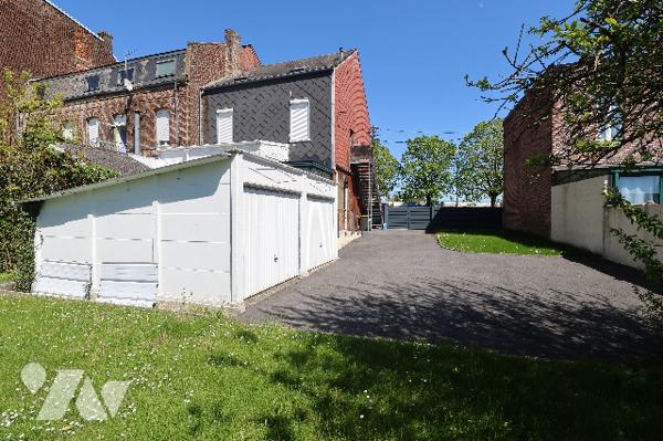 Immeuble idéalement situé, immeuble avec fort potentiel – Idéal investisseur ou maison familiale.