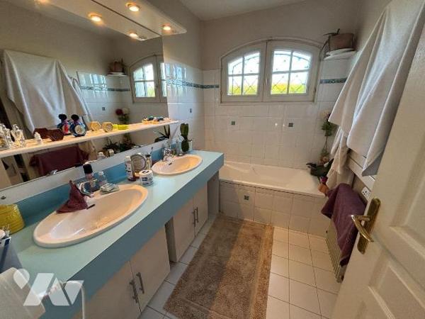 A VENDRE, Gironde, proche Bordeaux, BLANQUEFORT, secteur Tanais, sur un beau terrain non divisi...