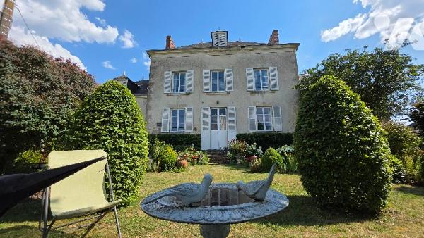 Mison de Maître de 220 m² habitable au coeur de Vendoeuvres 36. 5 chambres, Charmant jardin arboré.
