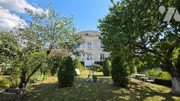 Mison de Maître de 220 m² habitable au coeur de Vendoeuvres 36. 5 chambres, Charmant jardin arboré.