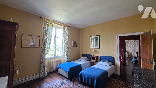 Mison de Maître de 220 m² habitable au coeur de Vendoeuvres 36. 5 chambres, Charmant jardin arboré.