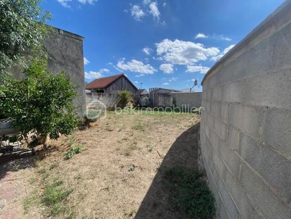 Maison familiale avec dépendances au cœur de Seiches-sur-le-Loir

Idéalement située au cœur de Seiches-sur-le-Loir, cette charmante maison bénéficie d’un emplacement privilégié, à proximité immédiate des écoles, des commerces et de toutes les commodités. Ici, tout se fait à pied !

Au rez-de-chaussée, vous découvrirez un agréable salon-séjour, une cuisine entièrement aménagée et équipée, un WC, ainsi qu’une première dépendance.

À l’étage, la maison dispose de quatre chambres, d’une salle de bains et d’un WC.

Le deuxième étage offre un grenier, idéal pour le stockage ou pouvant être aménagé selon vos envies afin de créer des espaces supplémentaires et ainsi augmenter la surface habitable.

La propriété bénéficie également de nombreuses dépendances, offrant un véritable potentiel d’évolution : espace professionnel, atelier, stockage, projet locatif ou encore aménagement selon vos besoins. Les possibilités sont nombreuses.

À l’extérieur, vous profiterez d’un jardin clos avec terrasse, idéal pour les beaux jours et les moments de détente en famille ou entre amis.

Une opportunité rare sur le secteur, offrant de beaux volumes et un fort potentiel, aussi bien pour une famille à la recherche d’un cadre de vie pratique que pour un investisseur souhaitant développer un projet locatif ou professionnel.

À découvrir sans tarder !