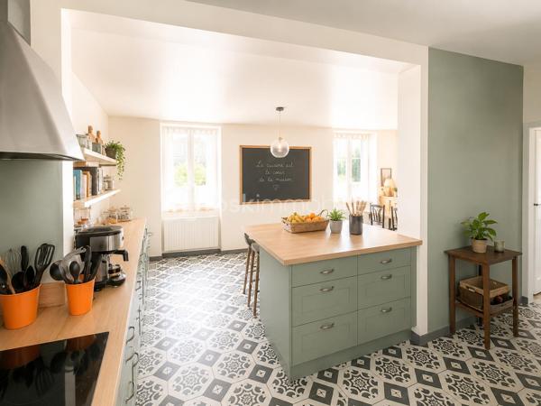 Maison familiale avec dépendances au cœur de Seiches-sur-le-Loir

Idéalement située au cœur de Seiches-sur-le-Loir, cette charmante maison bénéficie d’un emplacement privilégié, à proximité immédiate des écoles, des commerces et de toutes les commodités. Ici, tout se fait à pied !

Au rez-de-chaussée, vous découvrirez un agréable salon-séjour, une cuisine entièrement aménagée et équipée, un WC, ainsi qu’une première dépendance.

À l’étage, la maison dispose de quatre chambres, d’une salle de bains et d’un WC.

Le deuxième étage offre un grenier, idéal pour le stockage ou pouvant être aménagé selon vos envies afin de créer des espaces supplémentaires et ainsi augmenter la surface habitable.

La propriété bénéficie également de nombreuses dépendances, offrant un véritable potentiel d’évolution : espace professionnel, atelier, stockage, projet locatif ou encore aménagement selon vos besoins. Les possibilités sont nombreuses.

À l’extérieur, vous profiterez d’un jardin clos avec terrasse, idéal pour les beaux jours et les moments de détente en famille ou entre amis.

Une opportunité rare sur le secteur, offrant de beaux volumes et un fort potentiel, aussi bien pour une famille à la recherche d’un cadre de vie pratique que pour un investisseur souhaitant développer un projet locatif ou professionnel.

À découvrir sans tarder !