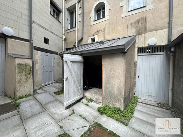 Studio en duplex hyper centre de Nantes vendu avec cave et locataire en place