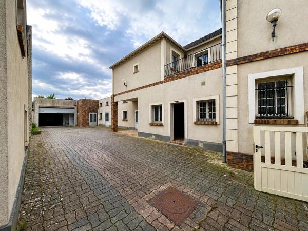 Location                                                      Fonds de commerce
                        
                                         405 m2                     à Bois-le-Roi