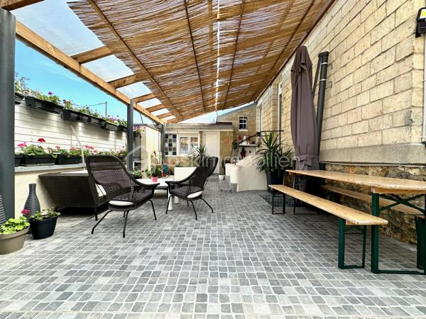 À proximité du centre-ville, des commerces, des écoles et des transports, cette maison en pierre est implantée sur une parcelle d'environ 500 m² entièrement clôturée.

La propriété réunit près de 268 m² de surfaces bâties, avec une maison de 114 m² habitables, un sous-sol d'environ 54 m² et une dépendance d'environ 100 m² actuellement louée.

Au rez-de-chaussée, l'entrée mène à une cuisine indépendante, un salon / salle à manger, une chambre ainsi qu'une salle d'eau avec WC.

À l'étage, trois chambres sur parquet massif en bois et une salle de bains avec WC de plus de 11 m².

Le sous-sol de 54 m² comprend plusieurs espaces actuellement utilisés comme atelier, cave, buanderie et stockage.

À l'extérieur, une grande terrasse entièrement couverte longe la façade principale et le côté de la maison. Cet espace permet de profiter de l'extérieur une grande partie de l'année. La cour, entièrement clôturée, permet le stationnement de plusieurs véhicules.

La dépendance d'environ 100 m² est actuellement louée dans le cadre d'un bail commercial et génère un loyer de 900 € par mois, soit 10 800 € par an. Il pourrait également être transformé en appartement attenant à la maison.

Les commerces du centre-ville sont accessibles en quelques minutes. La gare de Saint-Ouen-l'Aumône (RER C et ligne H) se situe à environ 500 mètres. L'école primaire du Val de Liesse est accessible à environ 700 mètres. Le nouveau collège de Saint-Ouen-l'Aumône est accessible à pied et plusieurs lycées se trouvent dans un rayon d'environ 2 kilomètres.

Une propriété associant maison familiale, surfaces annexes importantes et revenu locatif existant dans un secteur recherché de Saint-Ouen-l'Aumône.