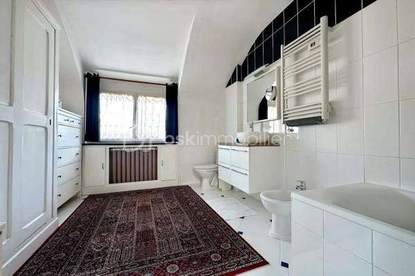À proximité du centre-ville, des commerces, des écoles et des transports, cette maison en pierre est implantée sur une parcelle d'environ 500 m² entièrement clôturée.

La propriété réunit près de 268 m² de surfaces bâties, avec une maison de 114 m² habitables, un sous-sol d'environ 54 m² et une dépendance d'environ 100 m² actuellement louée.

Au rez-de-chaussée, l'entrée mène à une cuisine indépendante, un salon / salle à manger, une chambre ainsi qu'une salle d'eau avec WC.

À l'étage, trois chambres sur parquet massif en bois et une salle de bains avec WC de plus de 11 m².

Le sous-sol de 54 m² comprend plusieurs espaces actuellement utilisés comme atelier, cave, buanderie et stockage.

À l'extérieur, une grande terrasse entièrement couverte longe la façade principale et le côté de la maison. Cet espace permet de profiter de l'extérieur une grande partie de l'année. La cour, entièrement clôturée, permet le stationnement de plusieurs véhicules.

La dépendance d'environ 100 m² est actuellement louée dans le cadre d'un bail commercial et génère un loyer de 900 € par mois, soit 10 800 € par an. Il pourrait également être transformé en appartement attenant à la maison.

Les commerces du centre-ville sont accessibles en quelques minutes. La gare de Saint-Ouen-l'Aumône (RER C et ligne H) se situe à environ 500 mètres. L'école primaire du Val de Liesse est accessible à environ 700 mètres. Le nouveau collège de Saint-Ouen-l'Aumône est accessible à pied et plusieurs lycées se trouvent dans un rayon d'environ 2 kilomètres.

Une propriété associant maison familiale, surfaces annexes importantes et revenu locatif existant dans un secteur recherché de Saint-Ouen-l'Aumône.
