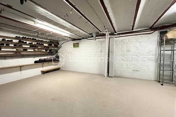 À proximité du centre-ville, des commerces, des écoles et des transports, cette maison en pierre est implantée sur une parcelle d'environ 500 m² entièrement clôturée.

La propriété réunit près de 268 m² de surfaces bâties, avec une maison de 114 m² habitables, un sous-sol d'environ 54 m² et une dépendance d'environ 100 m² actuellement louée.

Au rez-de-chaussée, l'entrée mène à une cuisine indépendante, un salon / salle à manger, une chambre ainsi qu'une salle d'eau avec WC.

À l'étage, trois chambres sur parquet massif en bois et une salle de bains avec WC de plus de 11 m².

Le sous-sol de 54 m² comprend plusieurs espaces actuellement utilisés comme atelier, cave, buanderie et stockage.

À l'extérieur, une grande terrasse entièrement couverte longe la façade principale et le côté de la maison. Cet espace permet de profiter de l'extérieur une grande partie de l'année. La cour, entièrement clôturée, permet le stationnement de plusieurs véhicules.

La dépendance d'environ 100 m² est actuellement louée dans le cadre d'un bail commercial et génère un loyer de 900 € par mois, soit 10 800 € par an. Il pourrait également être transformé en appartement attenant à la maison.

Les commerces du centre-ville sont accessibles en quelques minutes. La gare de Saint-Ouen-l'Aumône (RER C et ligne H) se situe à environ 500 mètres. L'école primaire du Val de Liesse est accessible à environ 700 mètres. Le nouveau collège de Saint-Ouen-l'Aumône est accessible à pied et plusieurs lycées se trouvent dans un rayon d'environ 2 kilomètres.

Une propriété associant maison familiale, surfaces annexes importantes et revenu locatif existant dans un secteur recherché de Saint-Ouen-l'Aumône.