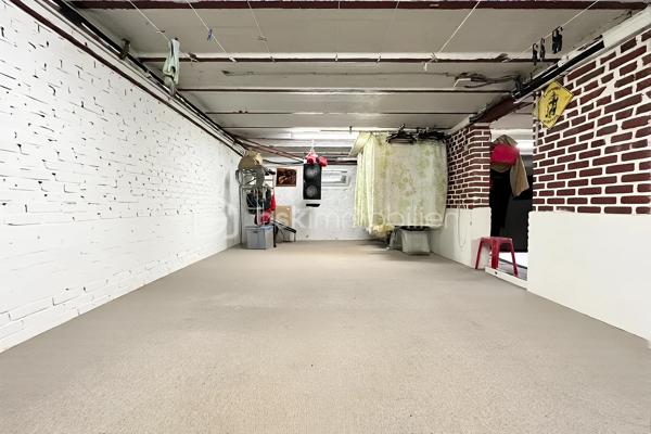 À proximité du centre-ville, des commerces, des écoles et des transports, cette maison en pierre est implantée sur une parcelle d'environ 500 m² entièrement clôturée.

La propriété réunit près de 268 m² de surfaces bâties, avec une maison de 114 m² habitables, un sous-sol d'environ 54 m² et une dépendance d'environ 100 m² actuellement louée.

Au rez-de-chaussée, l'entrée mène à une cuisine indépendante, un salon / salle à manger, une chambre ainsi qu'une salle d'eau avec WC.

À l'étage, trois chambres sur parquet massif en bois et une salle de bains avec WC de plus de 11 m².

Le sous-sol de 54 m² comprend plusieurs espaces actuellement utilisés comme atelier, cave, buanderie et stockage.

À l'extérieur, une grande terrasse entièrement couverte longe la façade principale et le côté de la maison. Cet espace permet de profiter de l'extérieur une grande partie de l'année. La cour, entièrement clôturée, permet le stationnement de plusieurs véhicules.

La dépendance d'environ 100 m² est actuellement louée dans le cadre d'un bail commercial et génère un loyer de 900 € par mois, soit 10 800 € par an. Il pourrait également être transformé en appartement attenant à la maison.

Les commerces du centre-ville sont accessibles en quelques minutes. La gare de Saint-Ouen-l'Aumône (RER C et ligne H) se situe à environ 500 mètres. L'école primaire du Val de Liesse est accessible à environ 700 mètres. Le nouveau collège de Saint-Ouen-l'Aumône est accessible à pied et plusieurs lycées se trouvent dans un rayon d'environ 2 kilomètres.

Une propriété associant maison familiale, surfaces annexes importantes et revenu locatif existant dans un secteur recherché de Saint-Ouen-l'Aumône.