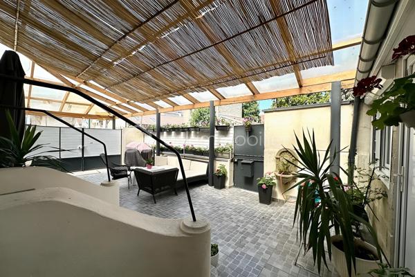 À proximité du centre-ville, des commerces, des écoles et des transports, cette maison en pierre est implantée sur une parcelle d'environ 500 m² entièrement clôturée.

La propriété réunit près de 268 m² de surfaces bâties, avec une maison de 114 m² habitables, un sous-sol d'environ 54 m² et une dépendance d'environ 100 m² actuellement louée.

Au rez-de-chaussée, l'entrée mène à une cuisine indépendante, un salon / salle à manger, une chambre ainsi qu'une salle d'eau avec WC.

À l'étage, trois chambres sur parquet massif en bois et une salle de bains avec WC de plus de 11 m².

Le sous-sol de 54 m² comprend plusieurs espaces actuellement utilisés comme atelier, cave, buanderie et stockage.

À l'extérieur, une grande terrasse entièrement couverte longe la façade principale et le côté de la maison. Cet espace permet de profiter de l'extérieur une grande partie de l'année. La cour, entièrement clôturée, permet le stationnement de plusieurs véhicules.

La dépendance d'environ 100 m² est actuellement louée dans le cadre d'un bail commercial et génère un loyer de 900 € par mois, soit 10 800 € par an. Il pourrait également être transformé en appartement attenant à la maison.

Les commerces du centre-ville sont accessibles en quelques minutes. La gare de Saint-Ouen-l'Aumône (RER C et ligne H) se situe à environ 500 mètres. L'école primaire du Val de Liesse est accessible à environ 700 mètres. Le nouveau collège de Saint-Ouen-l'Aumône est accessible à pied et plusieurs lycées se trouvent dans un rayon d'environ 2 kilomètres.

Une propriété associant maison familiale, surfaces annexes importantes et revenu locatif existant dans un secteur recherché de Saint-Ouen-l'Aumône.