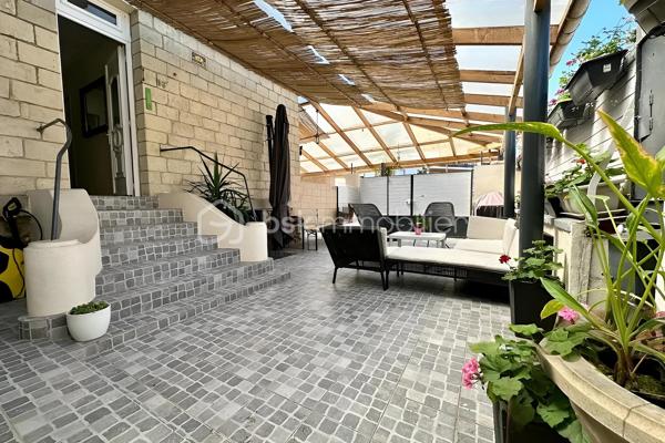 À proximité du centre-ville, des commerces, des écoles et des transports, cette maison en pierre est implantée sur une parcelle d'environ 500 m² entièrement clôturée.

La propriété réunit près de 268 m² de surfaces bâties, avec une maison de 114 m² habitables, un sous-sol d'environ 54 m² et une dépendance d'environ 100 m² actuellement louée.

Au rez-de-chaussée, l'entrée mène à une cuisine indépendante, un salon / salle à manger, une chambre ainsi qu'une salle d'eau avec WC.

À l'étage, trois chambres sur parquet massif en bois et une salle de bains avec WC de plus de 11 m².

Le sous-sol de 54 m² comprend plusieurs espaces actuellement utilisés comme atelier, cave, buanderie et stockage.

À l'extérieur, une grande terrasse entièrement couverte longe la façade principale et le côté de la maison. Cet espace permet de profiter de l'extérieur une grande partie de l'année. La cour, entièrement clôturée, permet le stationnement de plusieurs véhicules.

La dépendance d'environ 100 m² est actuellement louée dans le cadre d'un bail commercial et génère un loyer de 900 € par mois, soit 10 800 € par an. Il pourrait également être transformé en appartement attenant à la maison.

Les commerces du centre-ville sont accessibles en quelques minutes. La gare de Saint-Ouen-l'Aumône (RER C et ligne H) se situe à environ 500 mètres. L'école primaire du Val de Liesse est accessible à environ 700 mètres. Le nouveau collège de Saint-Ouen-l'Aumône est accessible à pied et plusieurs lycées se trouvent dans un rayon d'environ 2 kilomètres.

Une propriété associant maison familiale, surfaces annexes importantes et revenu locatif existant dans un secteur recherché de Saint-Ouen-l'Aumône.
