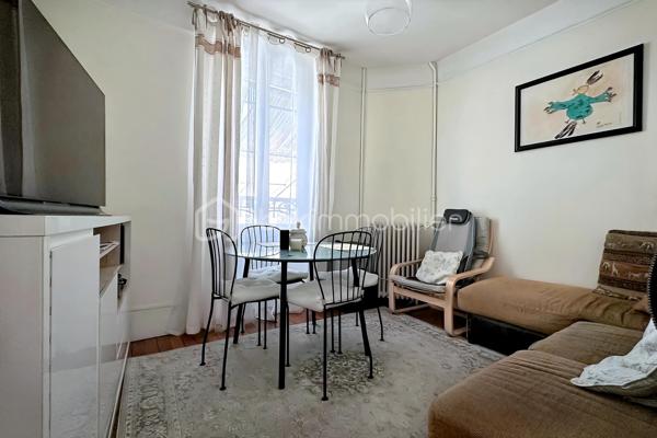 À proximité du centre-ville, des commerces, des écoles et des transports, cette maison en pierre est implantée sur une parcelle d'environ 500 m² entièrement clôturée.

La propriété réunit près de 268 m² de surfaces bâties, avec une maison de 114 m² habitables, un sous-sol d'environ 54 m² et une dépendance d'environ 100 m² actuellement louée.

Au rez-de-chaussée, l'entrée mène à une cuisine indépendante, un salon / salle à manger, une chambre ainsi qu'une salle d'eau avec WC.

À l'étage, trois chambres sur parquet massif en bois et une salle de bains avec WC de plus de 11 m².

Le sous-sol de 54 m² comprend plusieurs espaces actuellement utilisés comme atelier, cave, buanderie et stockage.

À l'extérieur, une grande terrasse entièrement couverte longe la façade principale et le côté de la maison. Cet espace permet de profiter de l'extérieur une grande partie de l'année. La cour, entièrement clôturée, permet le stationnement de plusieurs véhicules.

La dépendance d'environ 100 m² est actuellement louée dans le cadre d'un bail commercial et génère un loyer de 900 € par mois, soit 10 800 € par an. Il pourrait également être transformé en appartement attenant à la maison.

Les commerces du centre-ville sont accessibles en quelques minutes. La gare de Saint-Ouen-l'Aumône (RER C et ligne H) se situe à environ 500 mètres. L'école primaire du Val de Liesse est accessible à environ 700 mètres. Le nouveau collège de Saint-Ouen-l'Aumône est accessible à pied et plusieurs lycées se trouvent dans un rayon d'environ 2 kilomètres.

Une propriété associant maison familiale, surfaces annexes importantes et revenu locatif existant dans un secteur recherché de Saint-Ouen-l'Aumône.