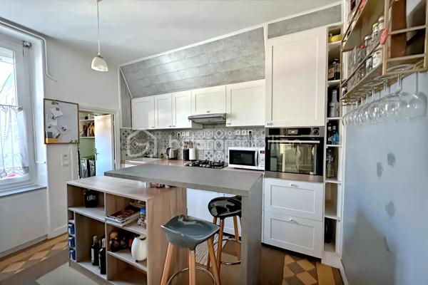 À proximité du centre-ville, des commerces, des écoles et des transports, cette maison en pierre est implantée sur une parcelle d'environ 500 m² entièrement clôturée.

La propriété réunit près de 268 m² de surfaces bâties, avec une maison de 114 m² habitables, un sous-sol d'environ 54 m² et une dépendance d'environ 100 m² actuellement louée.

Au rez-de-chaussée, l'entrée mène à une cuisine indépendante, un salon / salle à manger, une chambre ainsi qu'une salle d'eau avec WC.

À l'étage, trois chambres sur parquet massif en bois et une salle de bains avec WC de plus de 11 m².

Le sous-sol de 54 m² comprend plusieurs espaces actuellement utilisés comme atelier, cave, buanderie et stockage.

À l'extérieur, une grande terrasse entièrement couverte longe la façade principale et le côté de la maison. Cet espace permet de profiter de l'extérieur une grande partie de l'année. La cour, entièrement clôturée, permet le stationnement de plusieurs véhicules.

La dépendance d'environ 100 m² est actuellement louée dans le cadre d'un bail commercial et génère un loyer de 900 € par mois, soit 10 800 € par an. Il pourrait également être transformé en appartement attenant à la maison.

Les commerces du centre-ville sont accessibles en quelques minutes. La gare de Saint-Ouen-l'Aumône (RER C et ligne H) se situe à environ 500 mètres. L'école primaire du Val de Liesse est accessible à environ 700 mètres. Le nouveau collège de Saint-Ouen-l'Aumône est accessible à pied et plusieurs lycées se trouvent dans un rayon d'environ 2 kilomètres.

Une propriété associant maison familiale, surfaces annexes importantes et revenu locatif existant dans un secteur recherché de Saint-Ouen-l'Aumône.