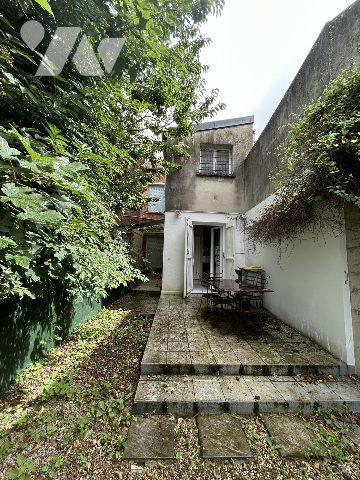 Maison bourgeoise avec jardin et garage en centre ville