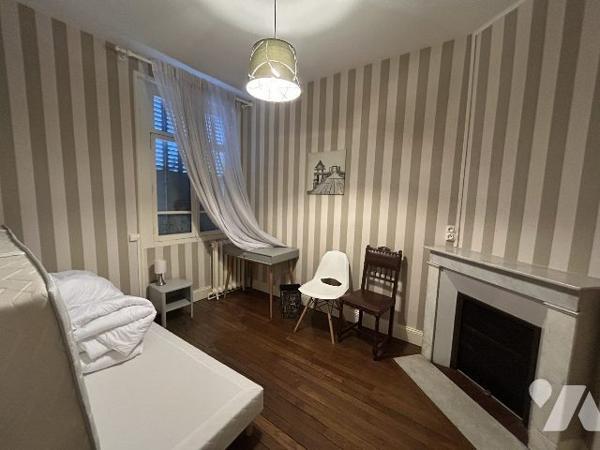 Maison bourgeoise avec jardin et garage en centre ville