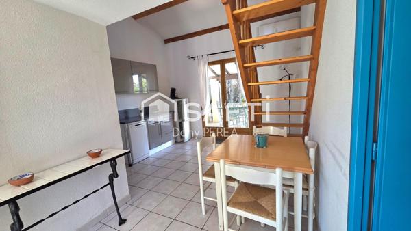 Maison 2 chambres, jardin et place de parking dans résidence sécurisée avec piscine.