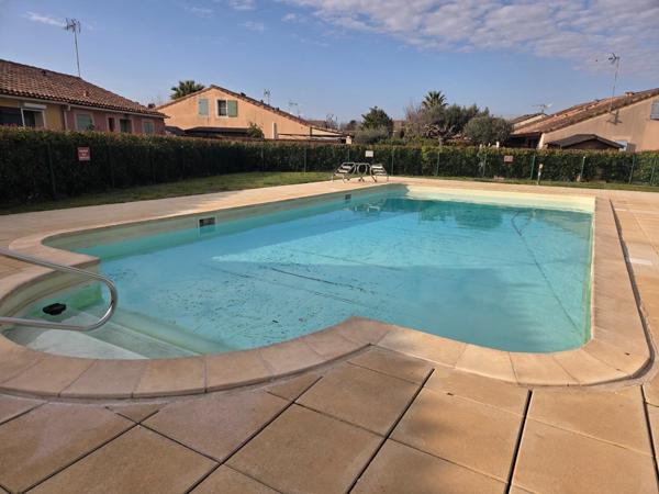 Maison 2 chambres, jardin et place de parking dans résidence sécurisée avec piscine.