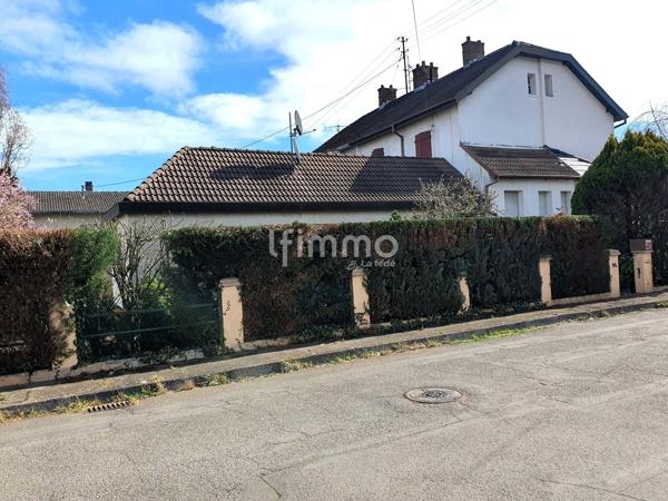 Maison de ville accolée à fort potentiel avec jardin