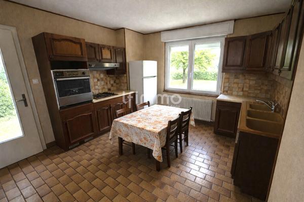 Maison de ville accolée à fort potentiel avec jardin