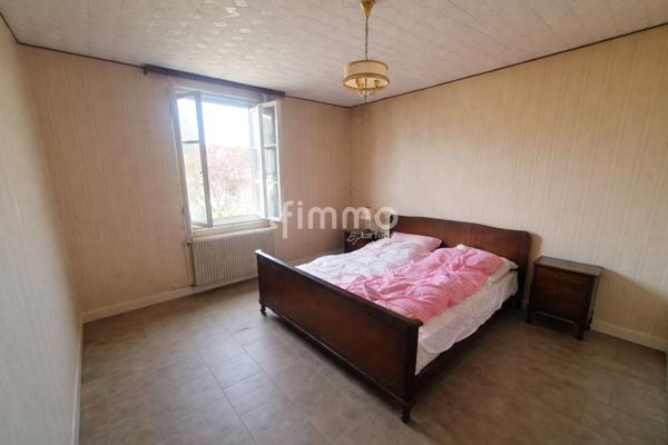 Maison de ville accolée à fort potentiel avec jardin