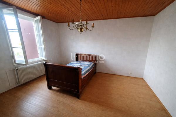 Maison de ville accolée à fort potentiel avec jardin