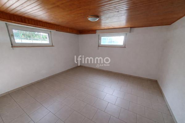 Maison de ville accolée à fort potentiel avec jardin