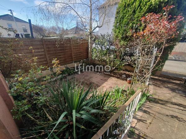 Maison de ville accolée à fort potentiel avec jardin