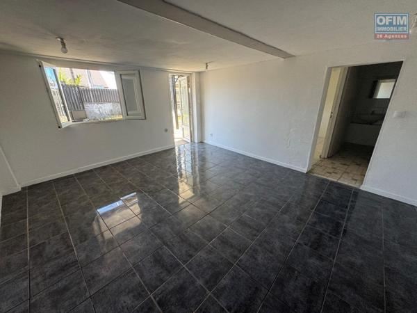 A louer joli F2 indépendant au rez-de-chaussée d'une villa avec cours privée le Tampon Bras Creux