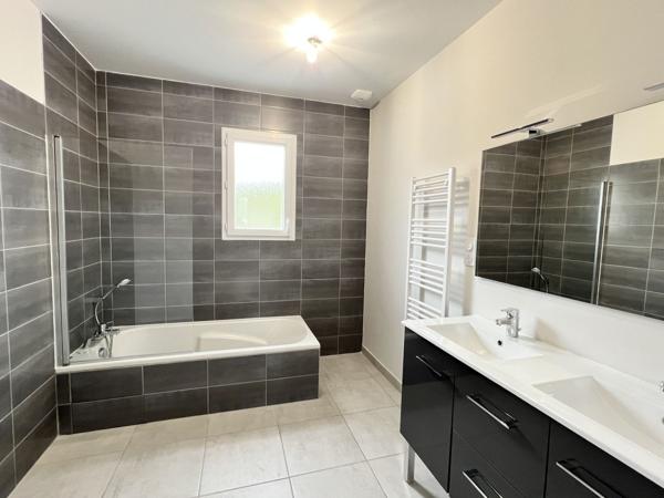 Location
                Maison94 m² - 5 Pièces -
                    SAINT PIERRE DU MONT (40280)