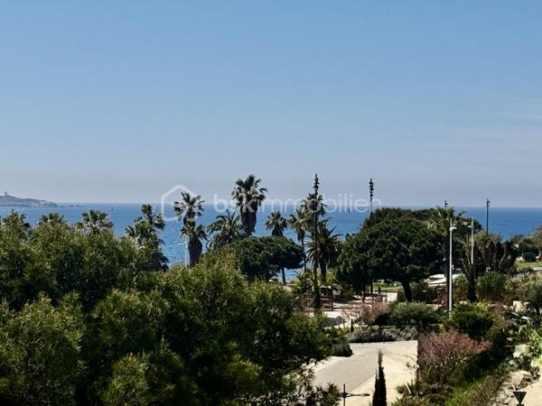 Exclusivité 
Résidence sécurisé les jardins d'azur domaine de la coudoulière 
DUPLEX au 4 ème et dernier étage avec ascenseur au calme Vue Mer 
Il se compose d'une entrée donnant sur le salon séjour et sa cuisine ouverte avec l'accès à la terrasse et sa Vue Mer Exposition Ouest , un WC indépendant ,au 1 er étage 2 chambres, une salles de bains, un garage complète ce bien 
Le jardins d'azur a une piscine et un terrain de jeux, il se situe à 100 mètres de la plage  coudoulière, des commerces, de la piste cyclable  pour rejoindre SANARY SUR MER ou La PREQU'ILE DES EMBIEZ