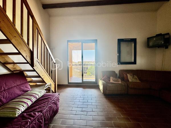 Exclusivité 
Résidence sécurisé les jardins d'azur domaine de la coudoulière 
DUPLEX au 4 ème et dernier étage avec ascenseur au calme Vue Mer 
Il se compose d'une entrée donnant sur le salon séjour et sa cuisine ouverte avec l'accès à la terrasse et sa Vue Mer Exposition Ouest , un WC indépendant ,au 1 er étage 2 chambres, une salles de bains, un garage complète ce bien 
Le jardins d'azur a une piscine et un terrain de jeux, il se situe à 100 mètres de la plage  coudoulière, des commerces, de la piste cyclable  pour rejoindre SANARY SUR MER ou La PREQU'ILE DES EMBIEZ