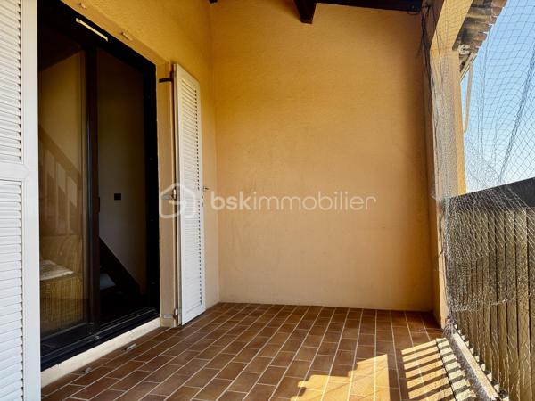 Exclusivité 
Résidence sécurisé les jardins d'azur domaine de la coudoulière 
DUPLEX au 4 ème et dernier étage avec ascenseur au calme Vue Mer 
Il se compose d'une entrée donnant sur le salon séjour et sa cuisine ouverte avec l'accès à la terrasse et sa Vue Mer Exposition Ouest , un WC indépendant ,au 1 er étage 2 chambres, une salles de bains, un garage complète ce bien 
Le jardins d'azur a une piscine et un terrain de jeux, il se situe à 100 mètres de la plage  coudoulière, des commerces, de la piste cyclable  pour rejoindre SANARY SUR MER ou La PREQU'ILE DES EMBIEZ