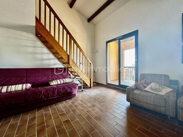 Exclusivité 
Résidence sécurisé les jardins d'azur domaine de la coudoulière 
DUPLEX au 4 ème et dernier étage avec ascenseur au calme Vue Mer 
Il se compose d'une entrée donnant sur le salon séjour et sa cuisine ouverte avec l'accès à la terrasse et sa Vue Mer Exposition Ouest , un WC indépendant ,au 1 er étage 2 chambres, une salles de bains, un garage complète ce bien 
Le jardins d'azur a une piscine et un terrain de jeux, il se situe à 100 mètres de la plage  coudoulière, des commerces, de la piste cyclable  pour rejoindre SANARY SUR MER ou La PREQU'ILE DES EMBIEZ