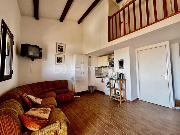 Exclusivité 
Résidence sécurisé les jardins d'azur domaine de la coudoulière 
DUPLEX au 4 ème et dernier étage avec ascenseur au calme Vue Mer 
Il se compose d'une entrée donnant sur le salon séjour et sa cuisine ouverte avec l'accès à la terrasse et sa Vue Mer Exposition Ouest , un WC indépendant ,au 1 er étage 2 chambres, une salles de bains, un garage complète ce bien 
Le jardins d'azur a une piscine et un terrain de jeux, il se situe à 100 mètres de la plage  coudoulière, des commerces, de la piste cyclable  pour rejoindre SANARY SUR MER ou La PREQU'ILE DES EMBIEZ