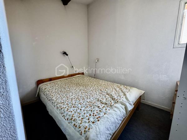 Exclusivité 
Résidence sécurisé les jardins d'azur domaine de la coudoulière 
DUPLEX au 4 ème et dernier étage avec ascenseur au calme Vue Mer 
Il se compose d'une entrée donnant sur le salon séjour et sa cuisine ouverte avec l'accès à la terrasse et sa Vue Mer Exposition Ouest , un WC indépendant ,au 1 er étage 2 chambres, une salles de bains, un garage complète ce bien 
Le jardins d'azur a une piscine et un terrain de jeux, il se situe à 100 mètres de la plage  coudoulière, des commerces, de la piste cyclable  pour rejoindre SANARY SUR MER ou La PREQU'ILE DES EMBIEZ
