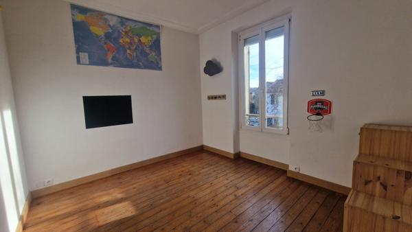 Maison Mantes La Ville de 3ch sur plus de 200m² de terrain avec parking