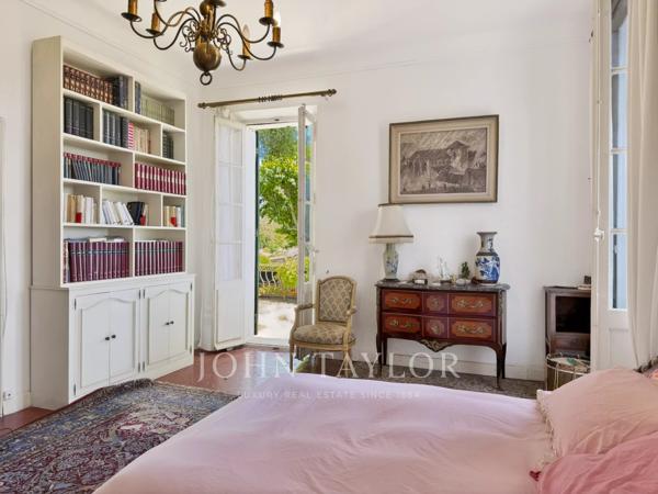 Bastide de caractère à rénover sur plus de 2 200 m² de terrain