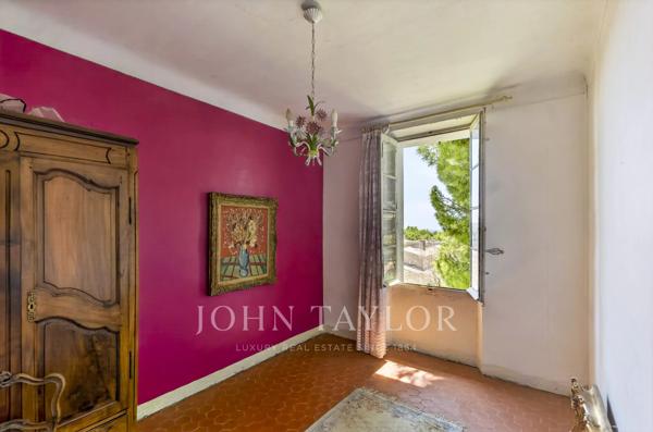Bastide de caractère à rénover sur plus de 2 200 m² de terrain