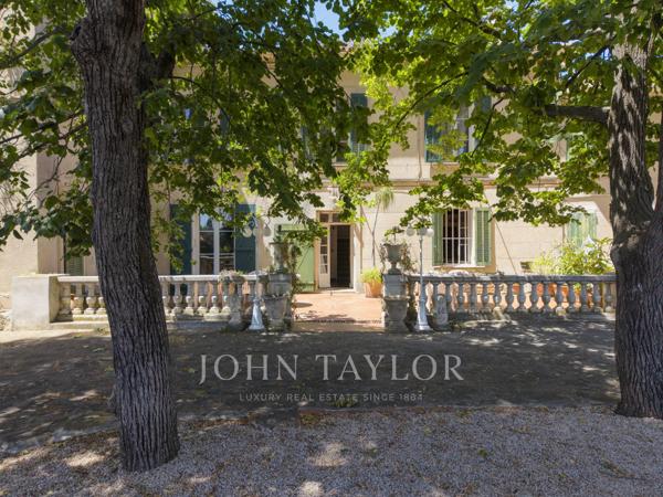 Bastide de caractère à rénover sur plus de 2 200 m² de terrain