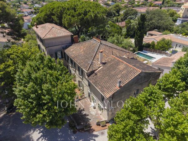 Bastide de caractère à rénover sur plus de 2 200 m² de terrain