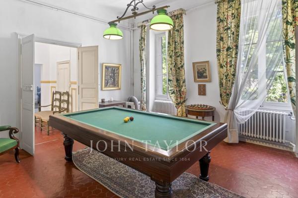Bastide de caractère à rénover sur plus de 2 200 m² de terrain