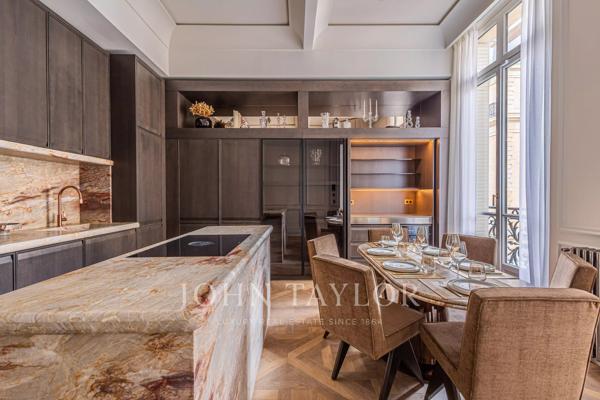 Montaigne/Marignan - Superbe appartement de réception totalement rénové