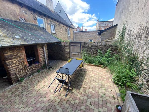 A LOUER - Plein centre de ST MEEN LE GRAND, T2 avec terrasse privative.