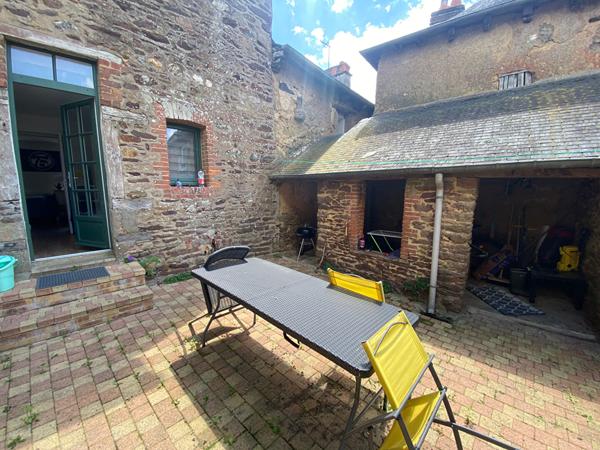 A LOUER - Plein centre de ST MEEN LE GRAND, T2 avec terrasse privative.