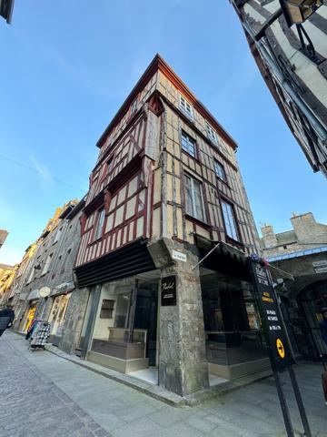 À louer - Local commercial d'angle - Dinan centre historique