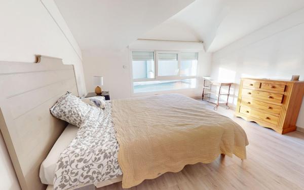 Immeuble à vendre    4 pièces •  Saint-Vaast-la-Hougue