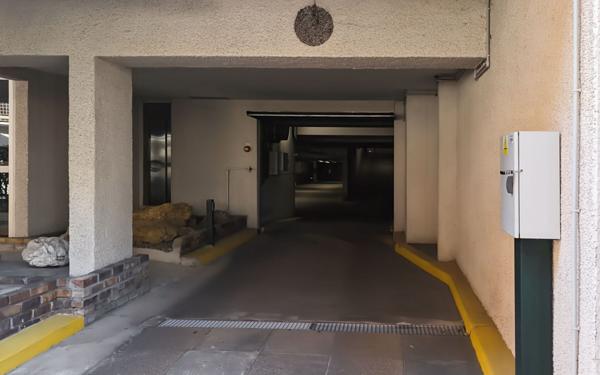 Stationnement à vendre    11 m2 Paris 20