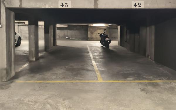 Stationnement à vendre    11 m2 Paris 20